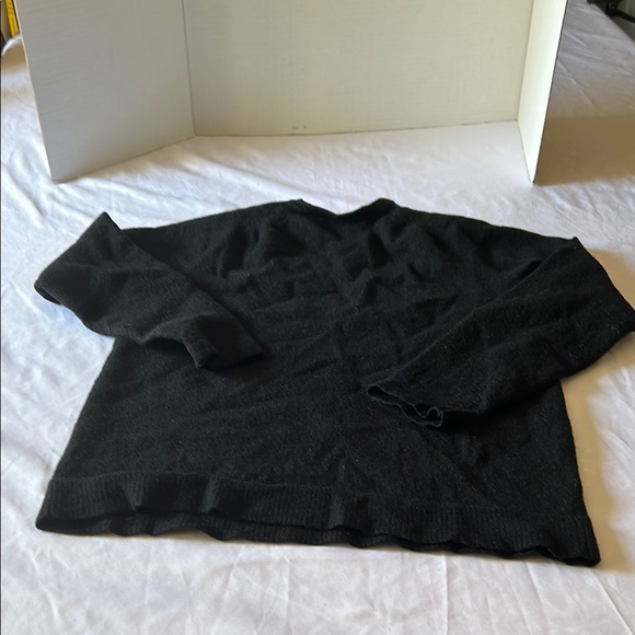 Guess Black Crewneck Sweater Classic Knit Design - Picture 8 of 10